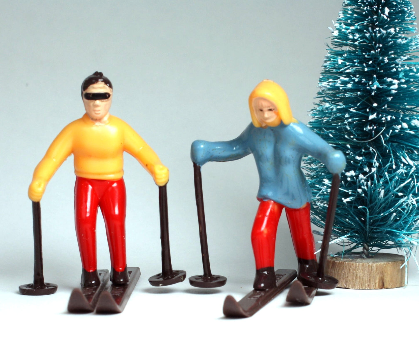 Skiers - 1960 Vintage - Two Retro Figures - 204-8823